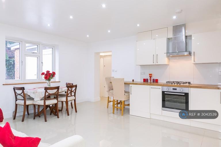 2 bedroom house in Manor Road North, Thames Ditton, KT7 (2 bed) (#3043539)