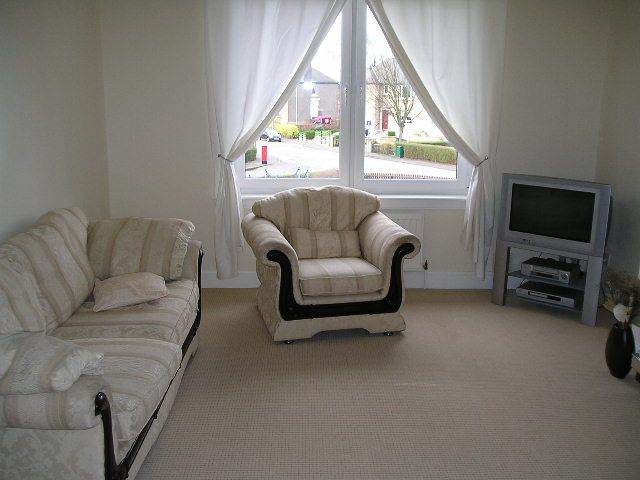 A spacious double bedroom available to a FEMALE flatmate 