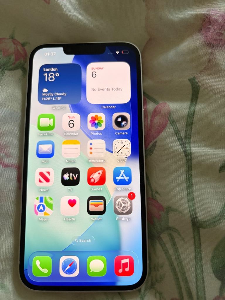 iPhone 14, 128GB white.
