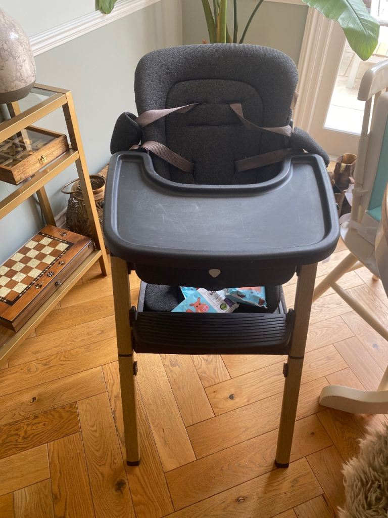 Good Condition Baby High Chair with Tray and Straps