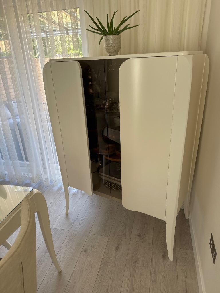Stylish White Display Cabinet with Glass Door – Good Condition