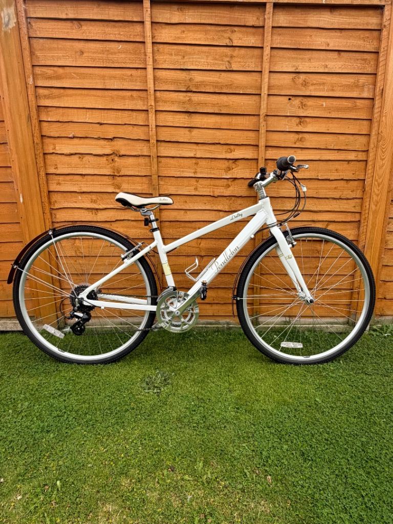 Victoria Pendleton Dalby 16” Frame 16 speed Ladies Bike