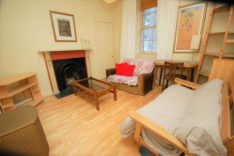Stylish, 1st floor, 1 bedroom flat in popular central location - available soon