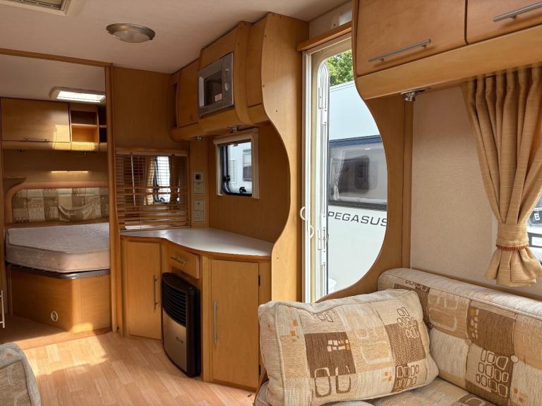  BAILEY PAGEANT BURGUNDY -FIXED BED CARAVAN WITH CORNER WASHROOM & MOTORMOVER