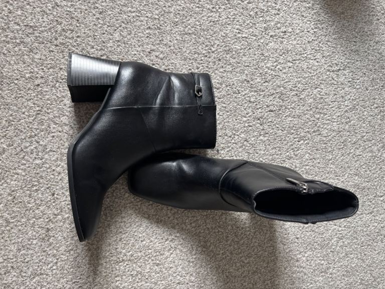 Black square toed heel boots UK 7
