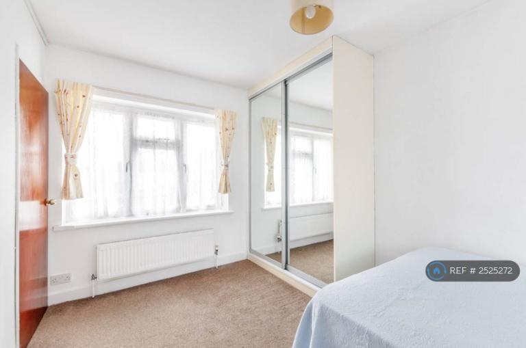 1 bedroom flat in Sycamore Avenue, London, W5 (1 bed) (#2525272)
