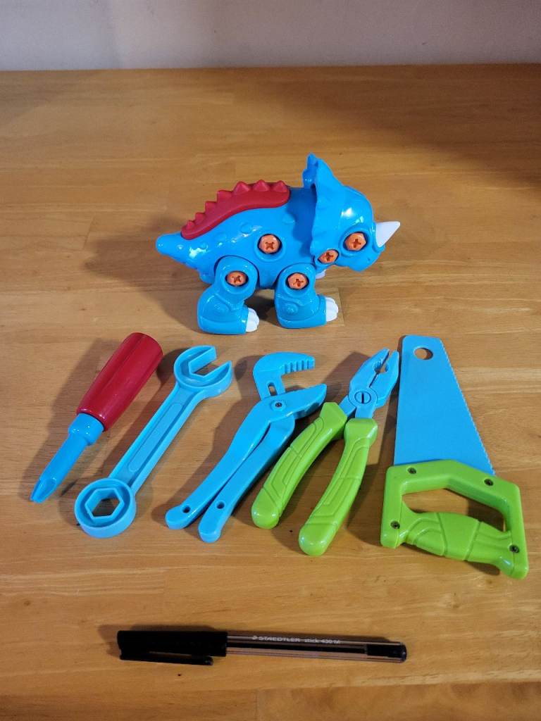 Kids build & play Triceratops dinosaur with tools. Good condition.