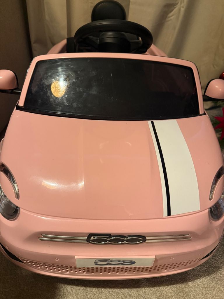 Fiat 500 electric car (pink)