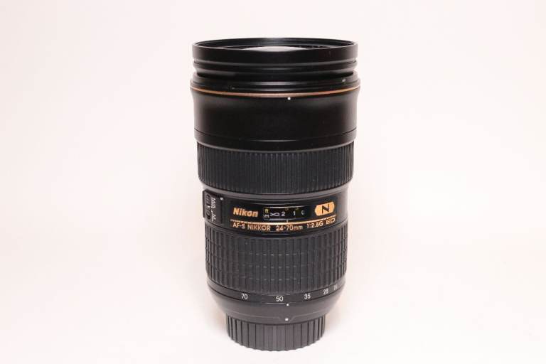 Nikon AF-S 24-70mm F/2.8 E ED VR lens in mint condition with case hood and box