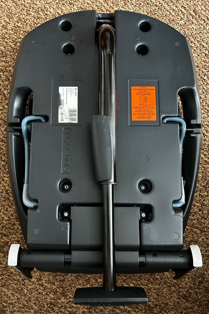 Reduced - Cybex Aton 5 Car Seat and Base (includes isofix clips)