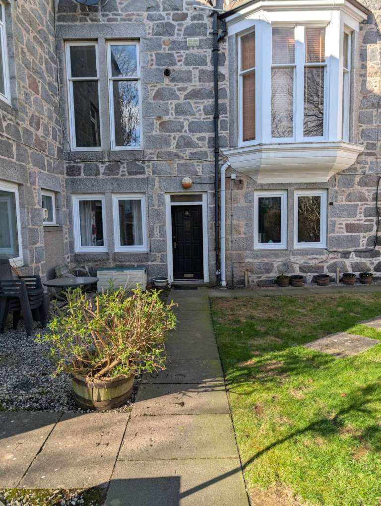 Aberdeen AB15 4EL- Two Bedroom Self Contained West End Flat