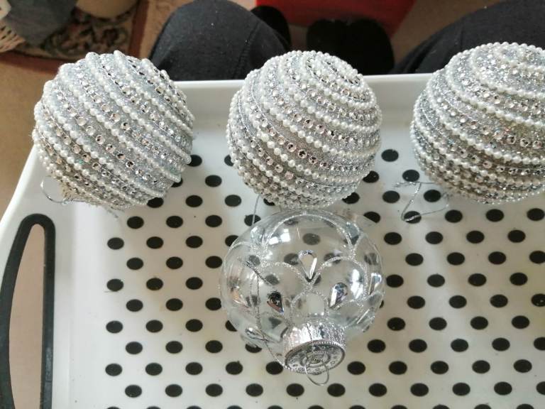 Christmas Decorations Baubles, 3 x white 1 glass 