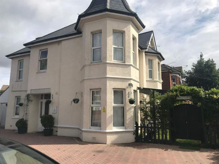 Modern Ground floor Studio Flat to let in a block of apartments located in Winton