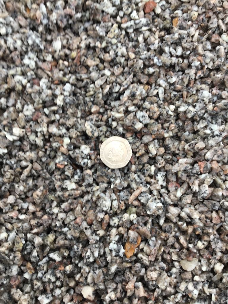 Bulk bags of 10 mm silver / pink granite garden and driveway chips/ gravel/ stones 