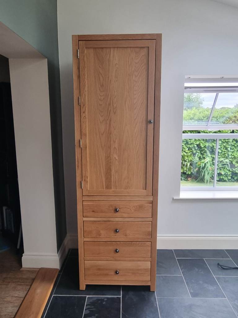 Fantastic Solid Oak Kitchen Larder / Pantry / Storage Unit with Drawers