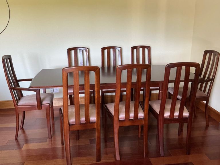 Mahogany Extendable Dining Table with 8 Chairs – Good Condition