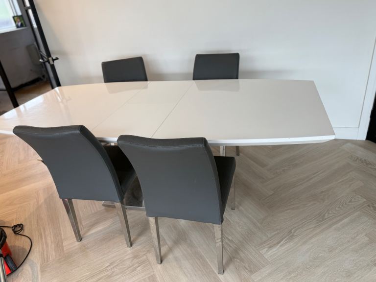 6-8 seater extendable dining table 