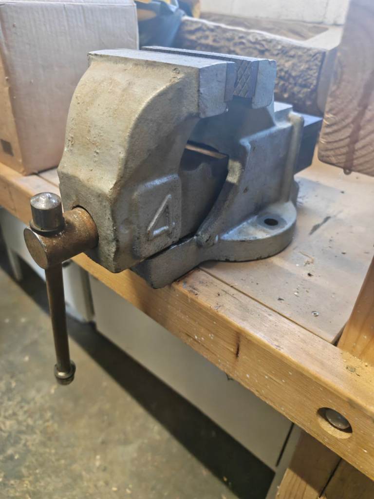 Heavy Duty Engineer's Bench Vice – 4.5 inch Jaws