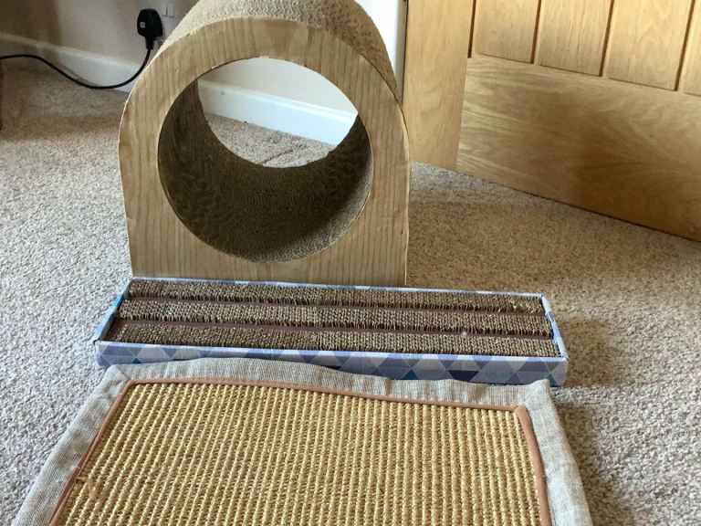 Cat scratch tunnel with two scratch mats 