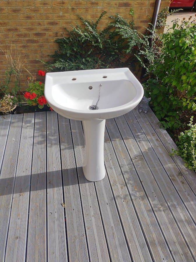 White Ceramic Pedestal Basin Sink
