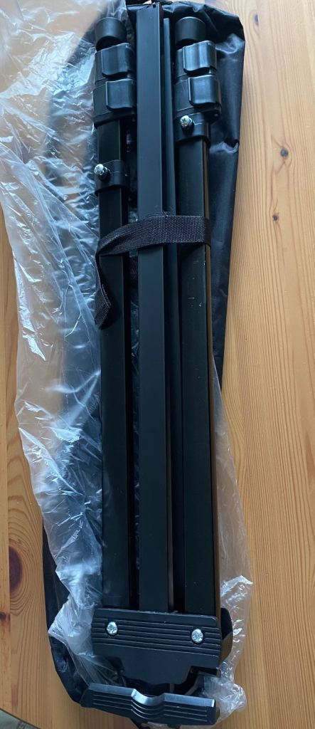 Telescopic artist easel in carry case