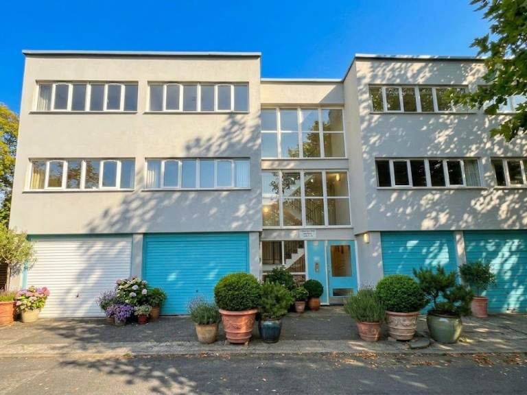 Large One bedroom flat in the heart of Mitcham only £1750 pcm