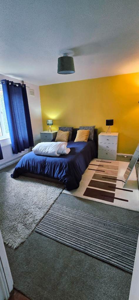 Large double furnished room.