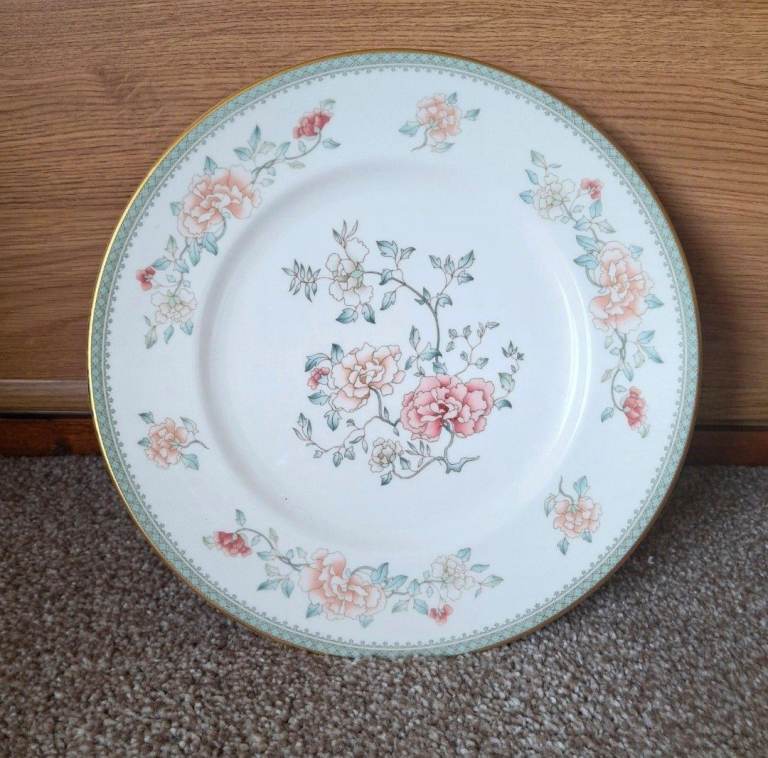 Decorative Wedgwood Minton 'Jasmine' china dinner plate. 10¾ inch.