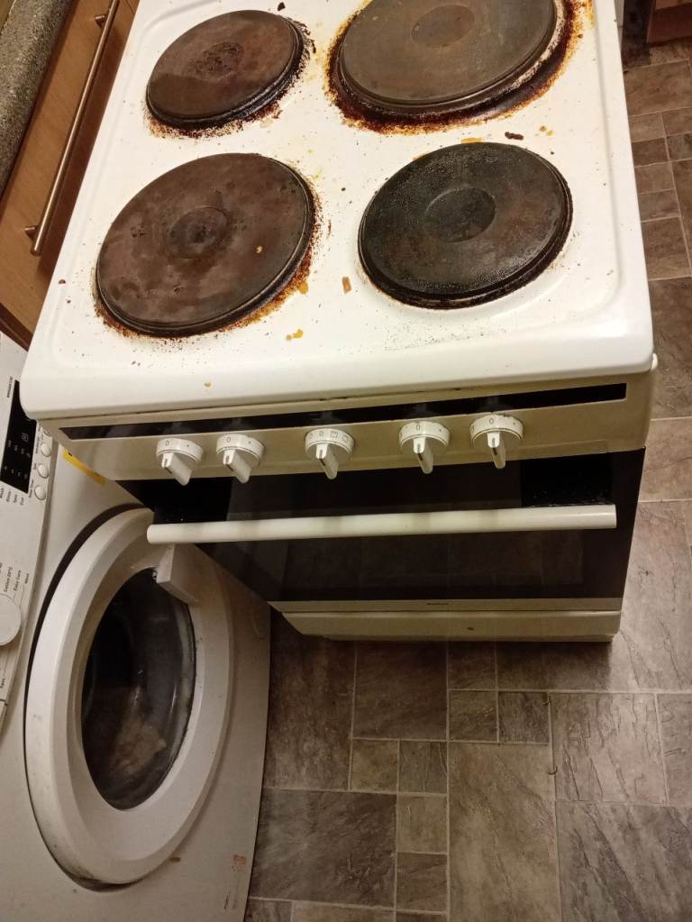 White Electric Freestanding Cooker with Hob – Fair Condition