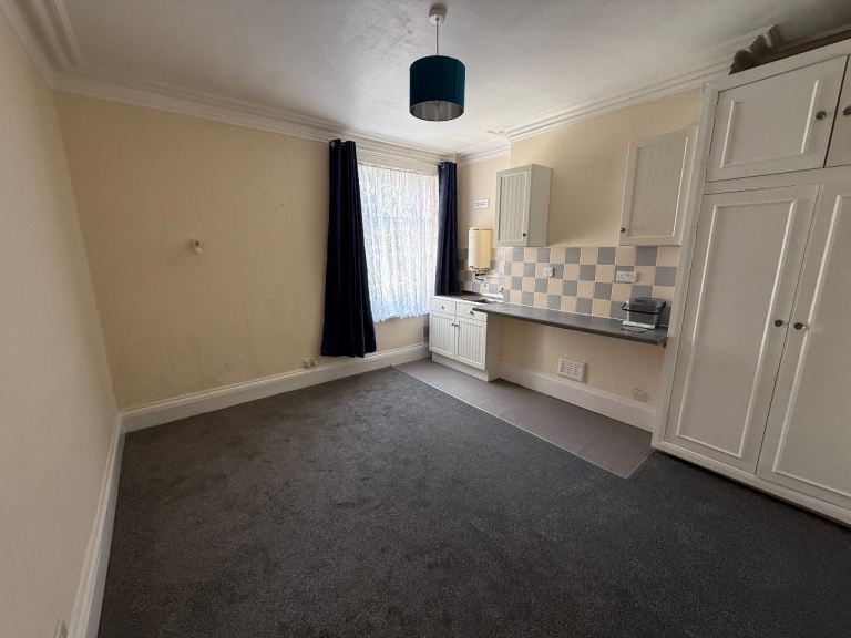 Bedsit to let