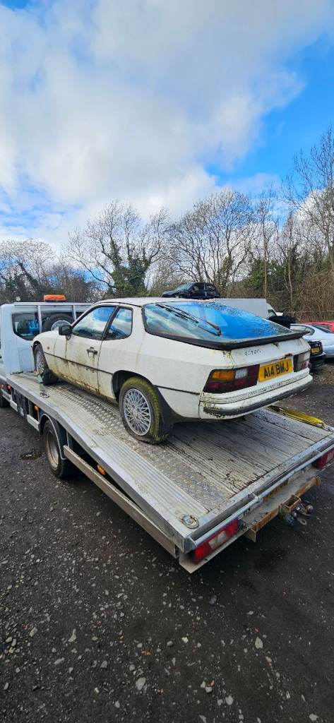 Porsche 924 a reg breaking 