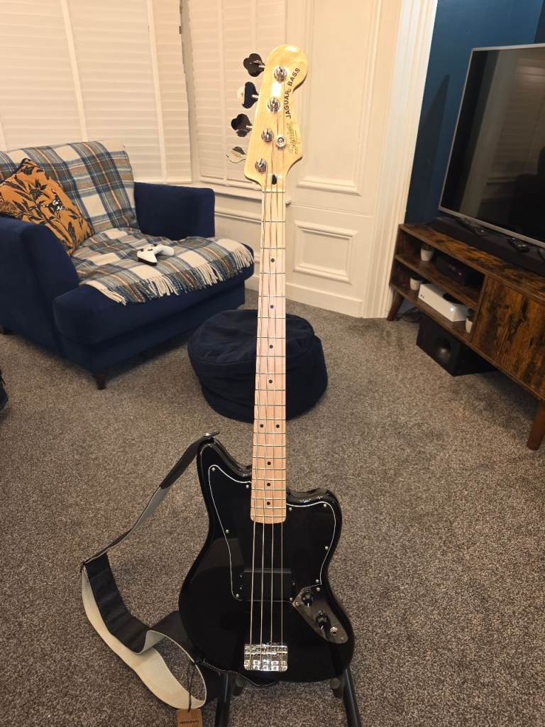 Squier Affinity Jaguar Bass H Black Maple Neck
