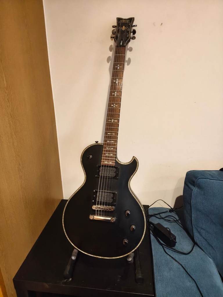 Schecter Hellraiser Solo-II P – Black Satin + Stand